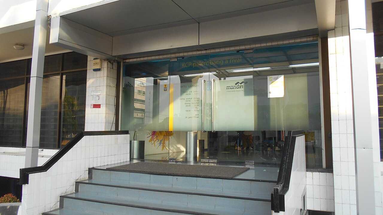 Pintu masuk kantor cabang bank