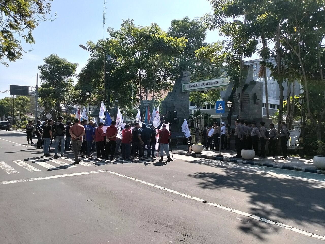 Aksi buruh pada Hari Buruh di depan kantor bupati